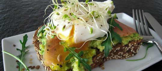 Pochiertes Ei auf Avocado-Lachs-Brot