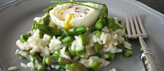 Spargelrisotto mit pochiertem Ei
