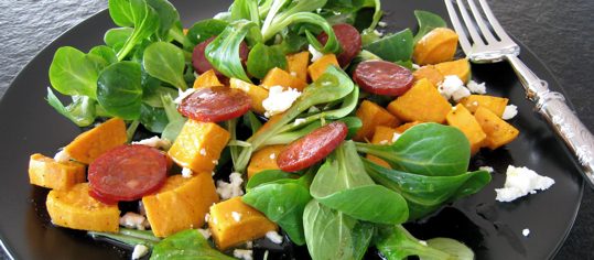 Nüsslisalat mit Süsskartoffeln, Feta und Chorizo