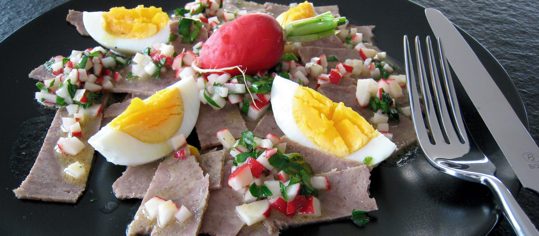 Siedfleisch mit Ei und Radieschen-Vinaigrette