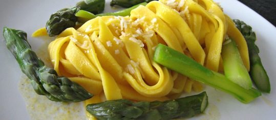 Orangen-Safran-Tagliatelle mit Spargel an Orangensauce