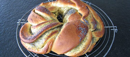Hefekranz mit Lemon Curd-Mohn-Füllung