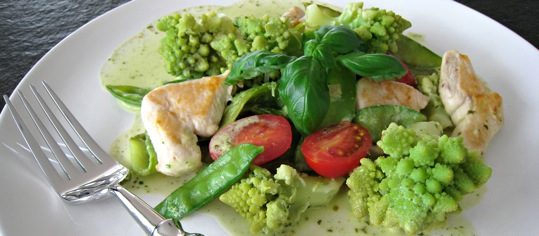 Romanesco, Kefen und Poulet an Basilikumsauce