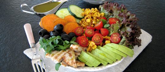 Sommersalat-Bowl mit Zitronen-Basilikum-Dressing
