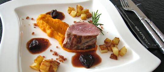 Filet vom Säuli, Kürbispürée, Bratkartoffeln, Pflaumenreduktion und Speckbrösel