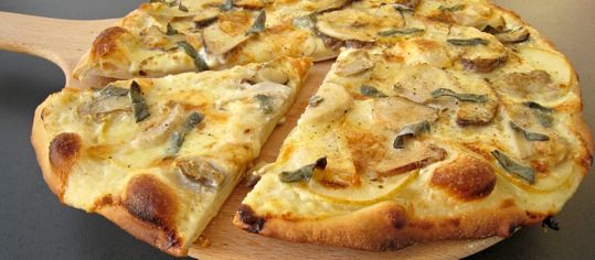 Steinpilz-Pizza mit Birnen und Vacherin Mont-d'or