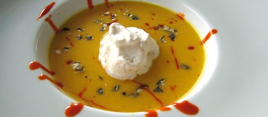 Sämige Kürbis-Lauch-Suppe mit Vanillerahm und Rüeblireduktion