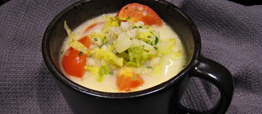 Gerstensuppe mit Wirz und Cherrytomaten