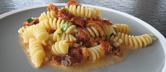 Fusilli mit Dörrtomaten-Harissa Sauce