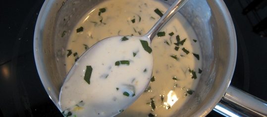 Zitronenrahmsauce mit Basilikum