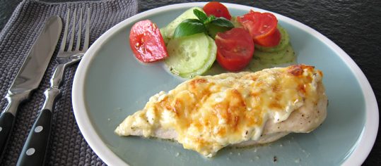 Mit zweierlei Käse gratinierte Pouletbrüstchen