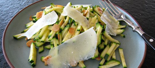 Zucchini, Mandeln und Pecorino