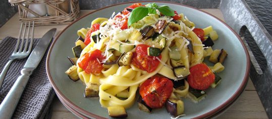 Tagliatelle mit ofengeröstetem Sommergemüse