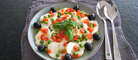 Mozzarella-Carpaccio mit Peperoni-Erbsli-Vinaigrette