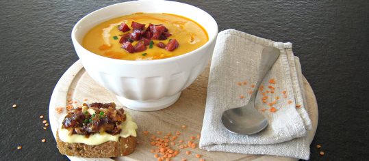 Cremige Linsensuppe mit Chorizo und Camembert-Dattel Crostini