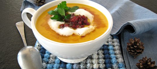 Kartoffelsuppe mit karamellisierten Salsizwürfeli