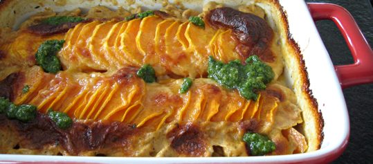 Süsskartoffel-Champignons-Gratin mit Pesto