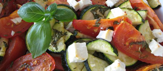 Zucchetti-Tomaten-Gratin mit Feta