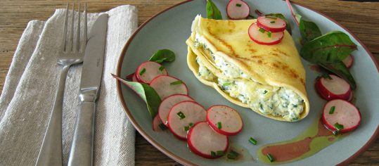 Crêpes mit Frühlingskräuterfüllung und Radieschensalat