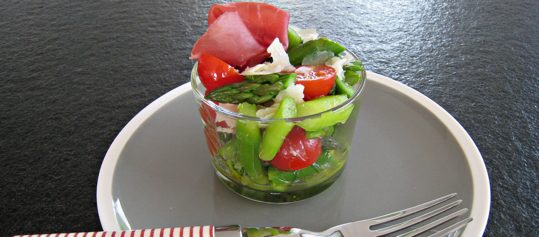 Spargelsalat an Holunderblütendressing