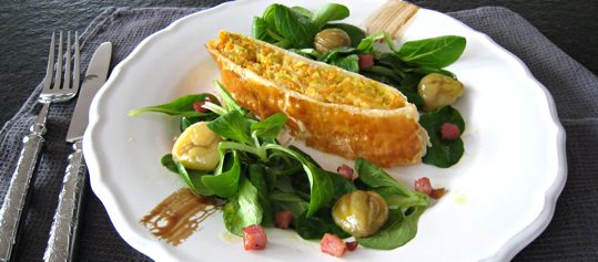 Blätterteig-Gemüsestrudel mit Nüsslisalat, Marroni und Speck