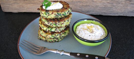 Zucchini Patties mit Zitronen-Parmesan Schaum