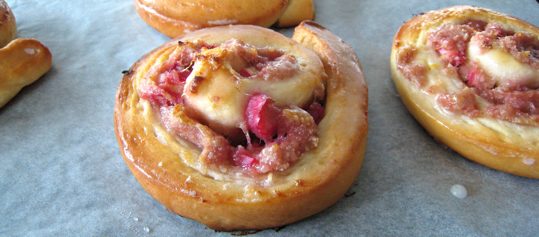 Hefeschnecken mit Rhabarber-Mandelfüllung