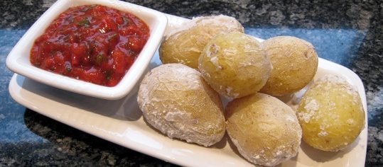 Kartoffeln in der Salzkruste mit pikanter Salsa