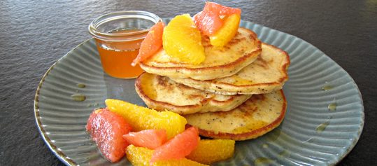 Zitronen-Mohn-Pancakes mit Zitrusfrüchten