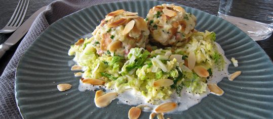 Speck-Laugenknödel auf Rahmwirz