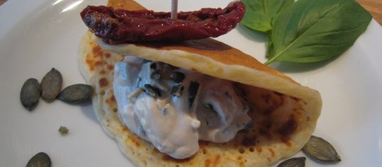 Polenta-Pancakes mit Kürbiskernquark