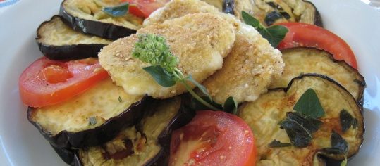 Knusprig gebackener Mozzarella auf Auberginen-Antipasto