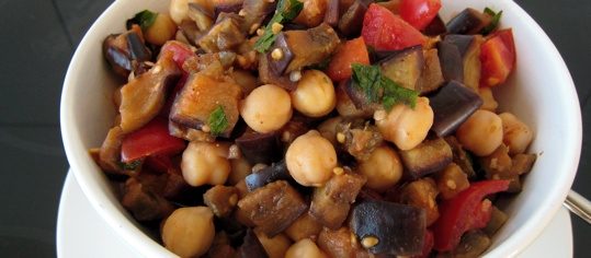 Kichererbsensalat mit Auberginen und Tomaten