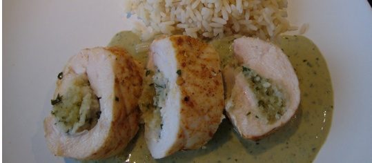 Pouletröllchen mit Mandel-Zitronen-Füllung an Basilikumsauce