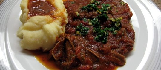 Rindssaftplätzli an Steinpilz-Tomatensauce