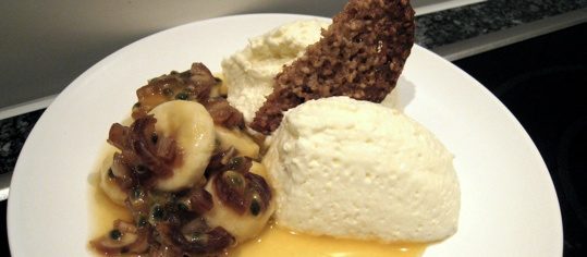 Zitronenquarkmousse mit Bananen-Dattelsalat