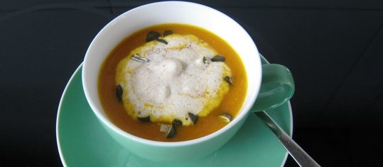 Kürbiscremesuppe mit Kernölhaube