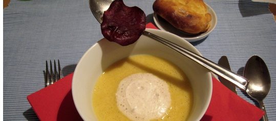 Kartoffelsuppe mit Lebkuchenrahm und Mostbröckli-Chips