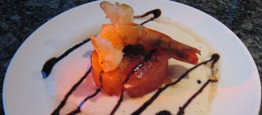 Tomaten-Tatar mit Crevetten und Mandelcrème