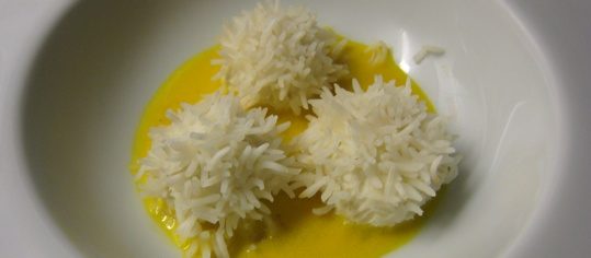 Fisch-Reis-Kugeln an Safranschaum