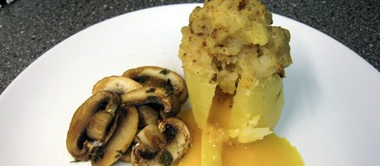 Gefüllte Kartoffeln mit Steinpilzhaube
