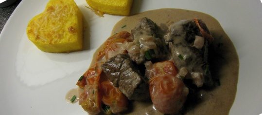 Rindsfiletwürfel an Kräuter-Frischkäse-Sauce