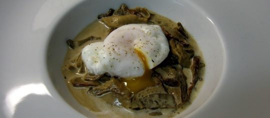 Pochiertes Ei auf Steinpilzsauce