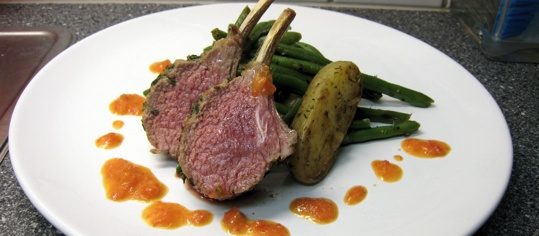 Lammracks auf Kartoffel-Bohnen-Gemüse mit Peperonibutter