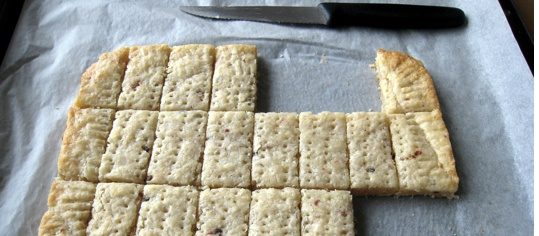 Parmesan-"Fingers" mit rosa Pfeffer