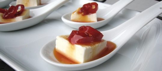 Frischkäse mit caramelisierten Peperoncini