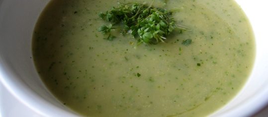 Sellerie-Kresse-Suppe mit Zitronenbutter