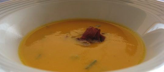 Rüeblisuppe mit Trockenfleischeinlage