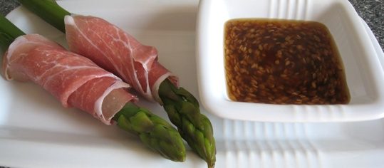 Spargeln mit Rohschinken und Sesamdip