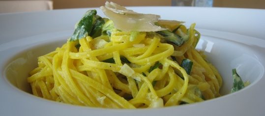 Curry-Taglierini mit Frühlingszwiebeln